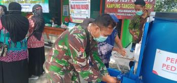 Anggota Satgas TMMD Bojonegoro Beri Contoh Cuci Tangan Yang Baik Dan Benar
